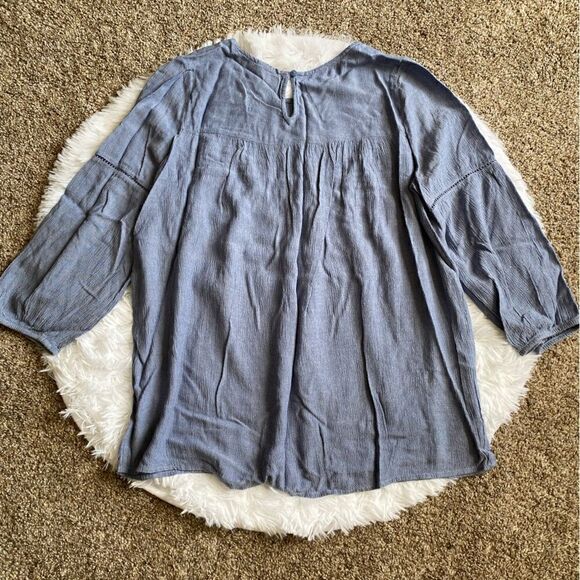 St. John’s Bay Blue Chambray Top New Womens Size Medium Lightweight - Picture 2 of 8